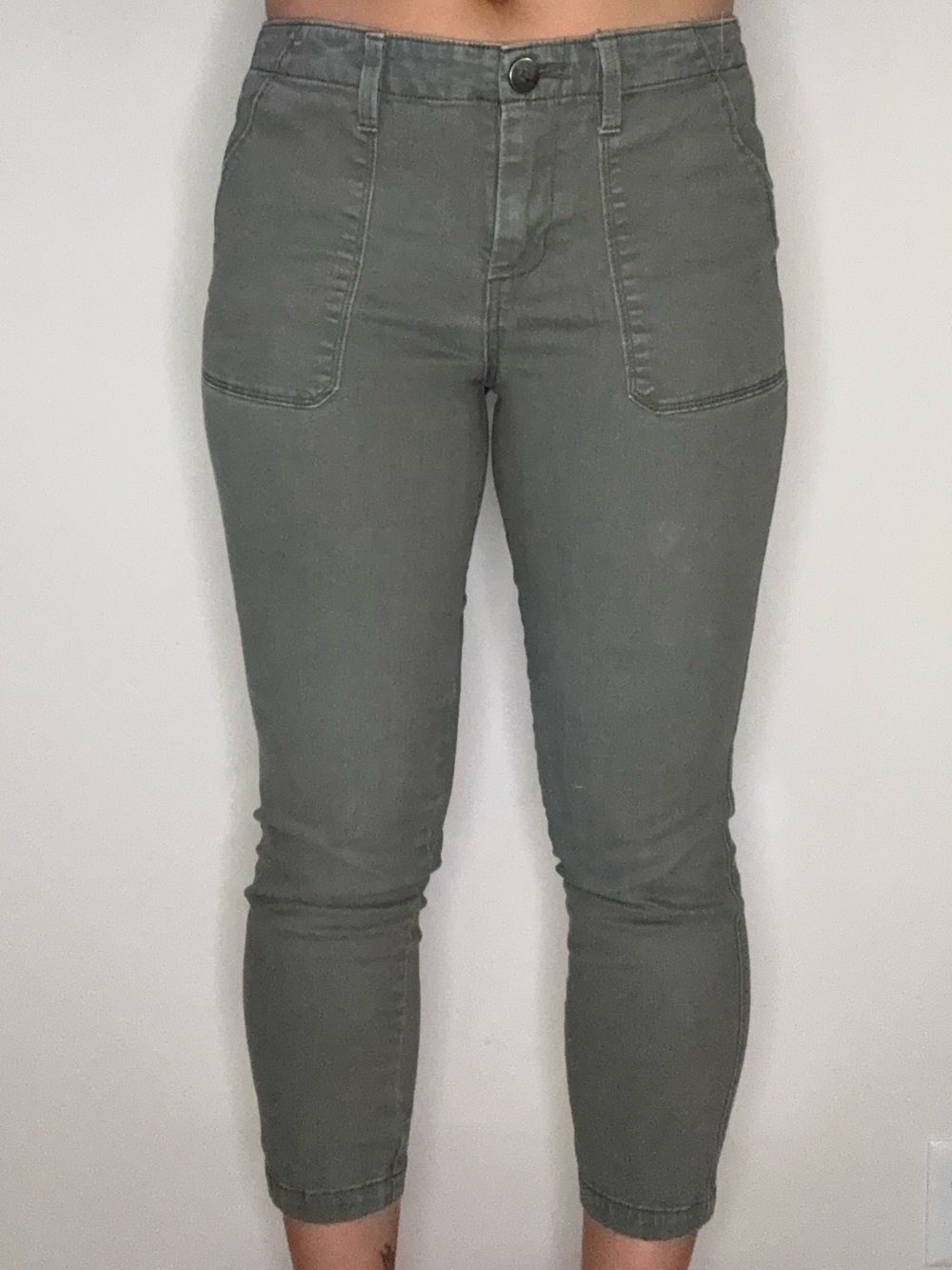 1822 Denim Cropped Slim Jeans in Olive